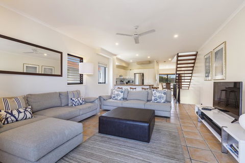 Wake Up To Ocean Views In Stylish Comfort - Kingaroy Accommodation 1