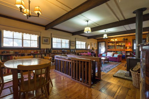 Walhalla Coach House - Kingaroy Accommodation 3