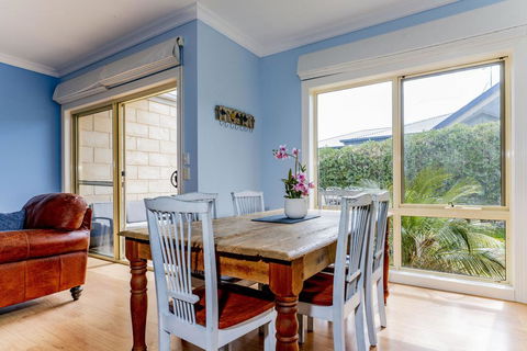 WALKIN ON SUNSHINE - STROLL TO BEACH BREAK - Kingaroy Accommodation 1