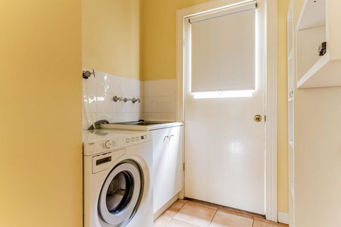 WALKIN' ON SUNSHINE - Kingaroy Accommodation 3