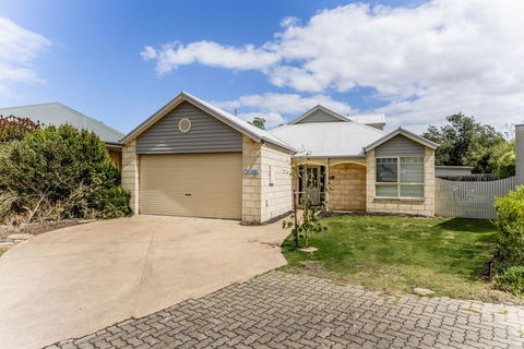 WALKIN' ON SUNSHINE - Kingaroy Accommodation 0