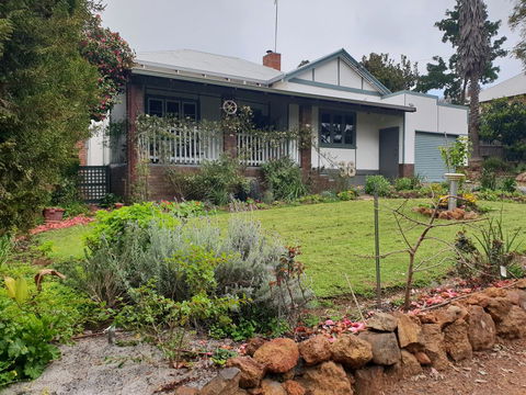 Walnut Cottage - 2 Bedroom Pet Friendly Country Cottage - Kingaroy Accommodation 0