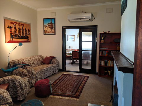 Walnut Cottage - 2 Bedroom Pet Friendly Country Cottage - Kingaroy Accommodation 3