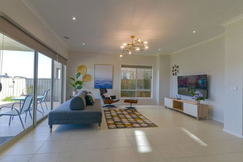 Waterfront Grand Villa For Big Group - Kingaroy Accommodation 0