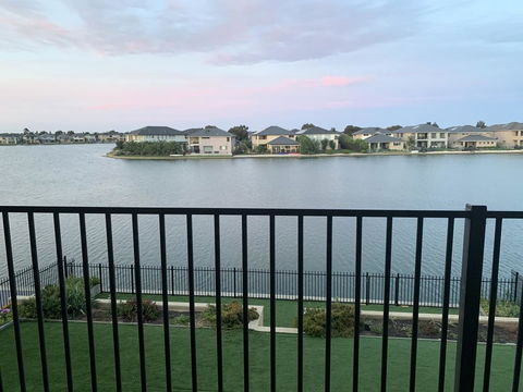 Waterfront Grand Villa For Big Group - Kingaroy Accommodation 3