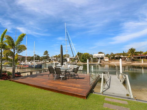 WATERFRONT HOME BORDERING MOOLOOLABA - Kingaroy Accommodation 1