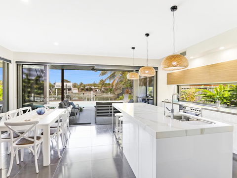 WATERFRONT HOME BORDERING MOOLOOLABA - Kingaroy Accommodation 3