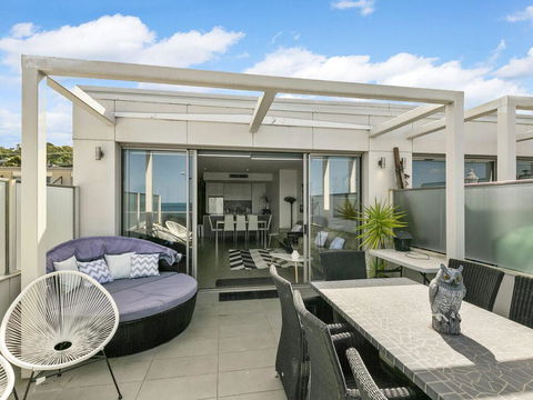 WATERFRONT THREE- In The Heart Of Lorne - Kingaroy Accommodation 1