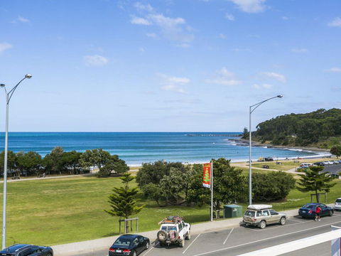 WATERFRONT THREE- In The Heart Of Lorne - Kingaroy Accommodation 2