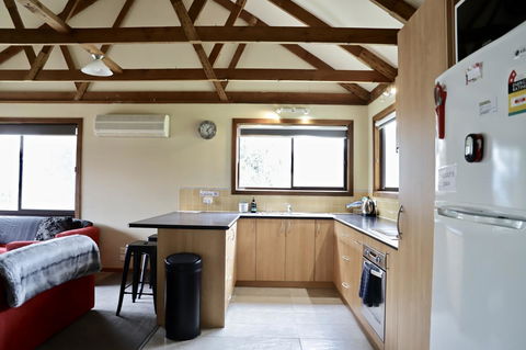 Red Ceder Cottage - Great Ocean Road - Port Campbell - Kingaroy Accommodation 14