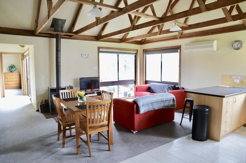 Red Ceder Cottage - Great Ocean Road - Port Campbell - Kingaroy Accommodation 12