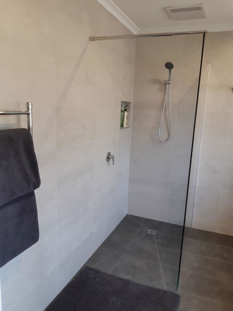 Elevated Holiday House Overlooks Tranquil Wetlands - Kingaroy Accommodation 4