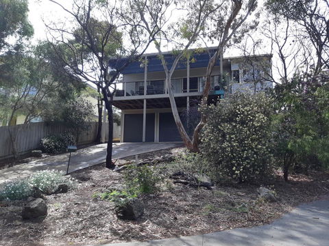 Elevated Holiday House Overlooks Tranquil Wetlands - Kingaroy Accommodation 13