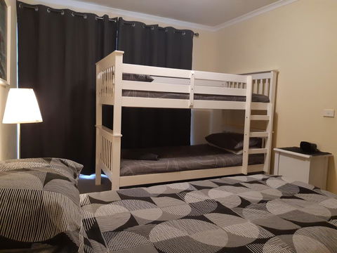 Elevated Holiday House Overlooks Tranquil Wetlands - Kingaroy Accommodation 7