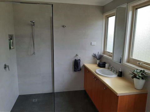 Elevated Holiday House Overlooks Tranquil Wetlands - Kingaroy Accommodation 3