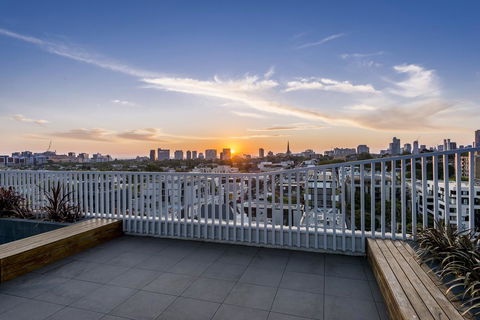 Oaks Melbourne South Yarra Suites - Kingaroy Accommodation 6