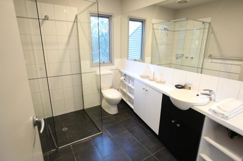 Lorne Luxury - Kingaroy Accommodation 5