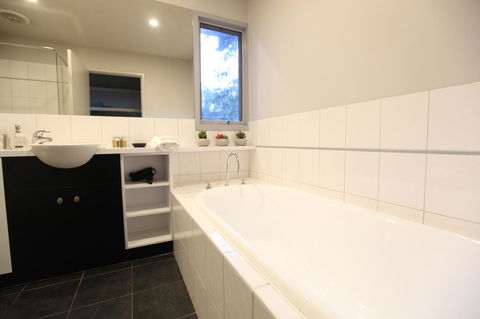 Lorne Luxury - Kingaroy Accommodation 2
