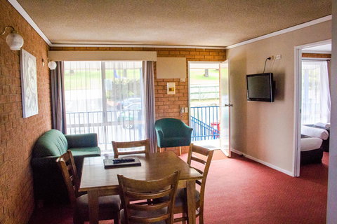 Blue Whale Motor Inn & Apartments - Kingaroy Accommodation 2