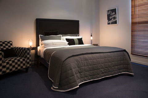 Lake Como Villa - Kingaroy Accommodation 7