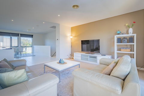 Stylish 3 Bedroom Townhouse - Free Parking - Kingaroy Accommodation 1