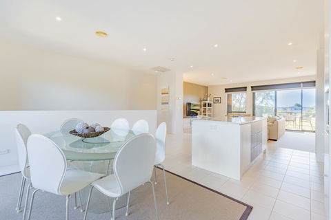 Stylish 3 Bedroom Townhouse - Free Parking - Kingaroy Accommodation 14