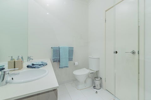 Stylish 3 Bedroom Townhouse - Free Parking - Kingaroy Accommodation 18