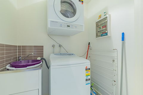 Stylish 3 Bedroom Townhouse - Free Parking - Kingaroy Accommodation 21