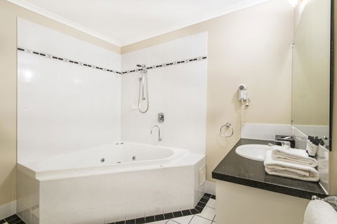 Regal Port Douglas - Kingaroy Accommodation 9