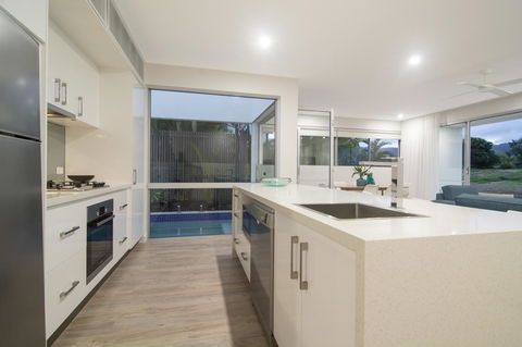 Pool Resort Port Douglas - Kingaroy Accommodation 40