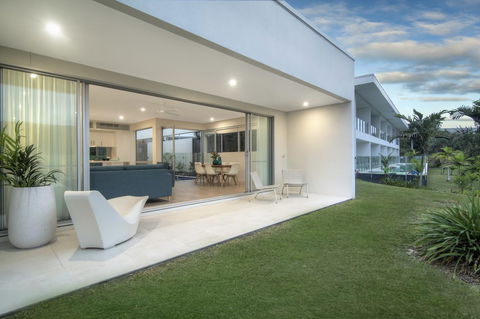 Pool Resort Port Douglas - Kingaroy Accommodation 41