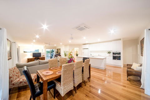 Whitsunday Luxury Homes - Kingaroy Accommodation 4
