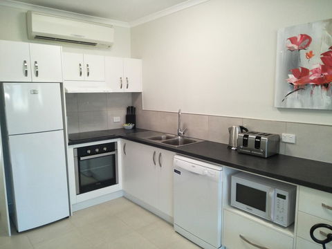 Airlie Seaview Apartments - Kingaroy Accommodation 4
