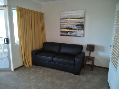 Airlie Seaview Apartments - Kingaroy Accommodation 14