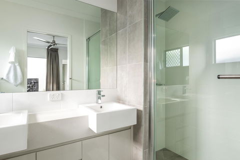 Blue Lagoon Villa A - Kingaroy Accommodation 4