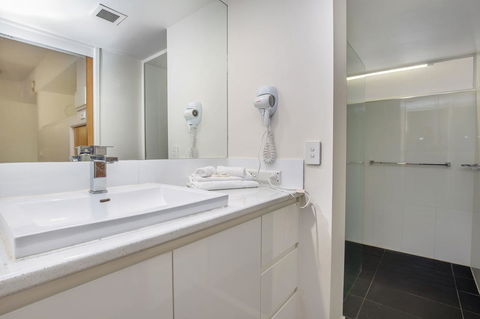 Tiki Hotel Apartments Surfers Paradise - Kingaroy Accommodation 5