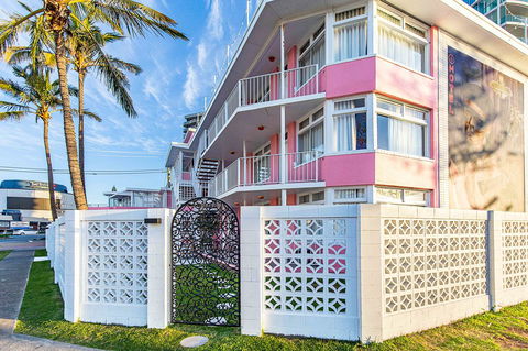 The Pink Hotel Coolangatta - Kingaroy Accommodation 1