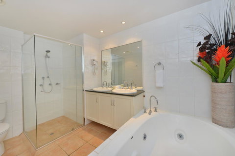 Cayman Villas Port Douglas - Kingaroy Accommodation 25