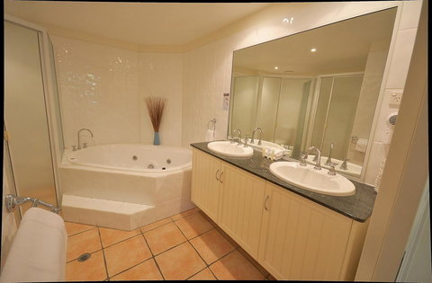 Cayman Villas Port Douglas - Kingaroy Accommodation 12