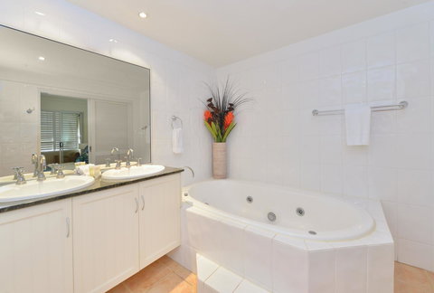 Cayman Villas Port Douglas - Kingaroy Accommodation 24