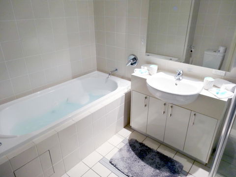 Waterfront Resort Villa With Buggy - Kingaroy Accommodation 10