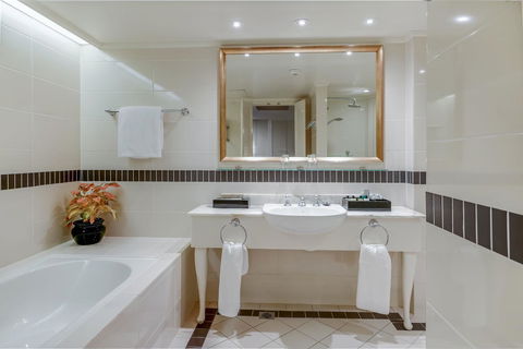 InterContinental Sanctuary Cove Resort, An IHG Hotel - Kingaroy Accommodation 5