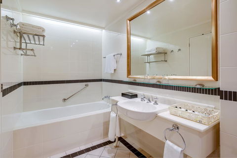 InterContinental Sanctuary Cove Resort, An IHG Hotel - Kingaroy Accommodation 8