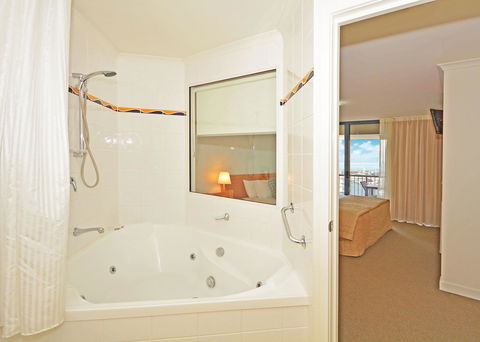 Mantra Hervey Bay - Kingaroy Accommodation 24