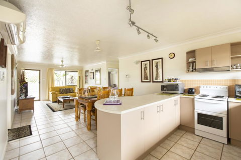 Marcol Place Holiday Apartments - Kingaroy Accommodation 5