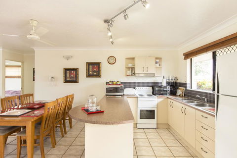 Marcol Place Holiday Apartments - Kingaroy Accommodation 4