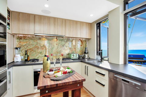 Burleigh Esplanade Apartments - Kingaroy Accommodation 6