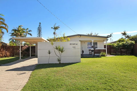 6 Botany Court Marcoola Beach - Pet Friendly 500 Bond - Kingaroy Accommodation 0