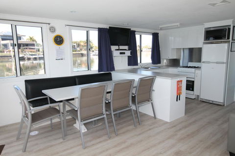 Coomera Houseboats - Kingaroy Accommodation 16