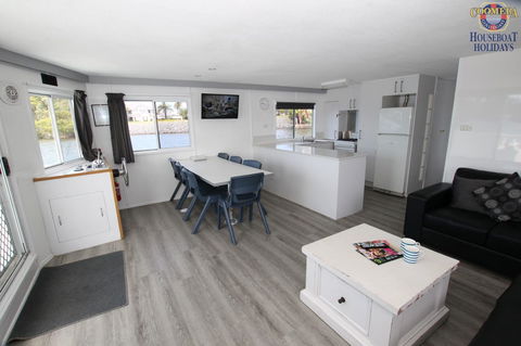 Coomera Houseboats - Kingaroy Accommodation 8